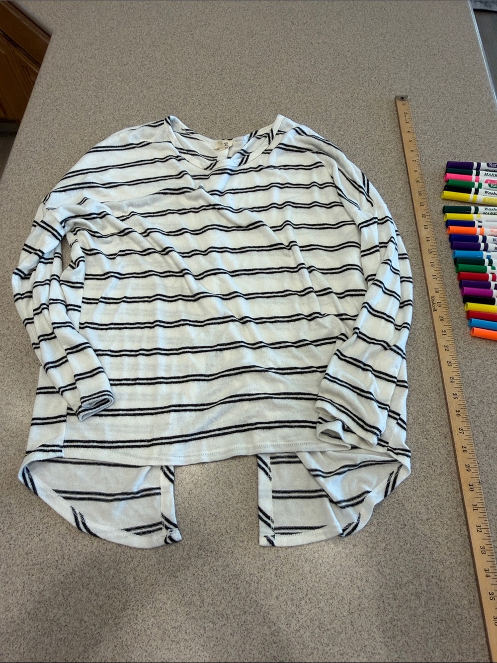 BKE (Buckle Brand) Striped Button-Back Tie-Hem Top - White & Black XL